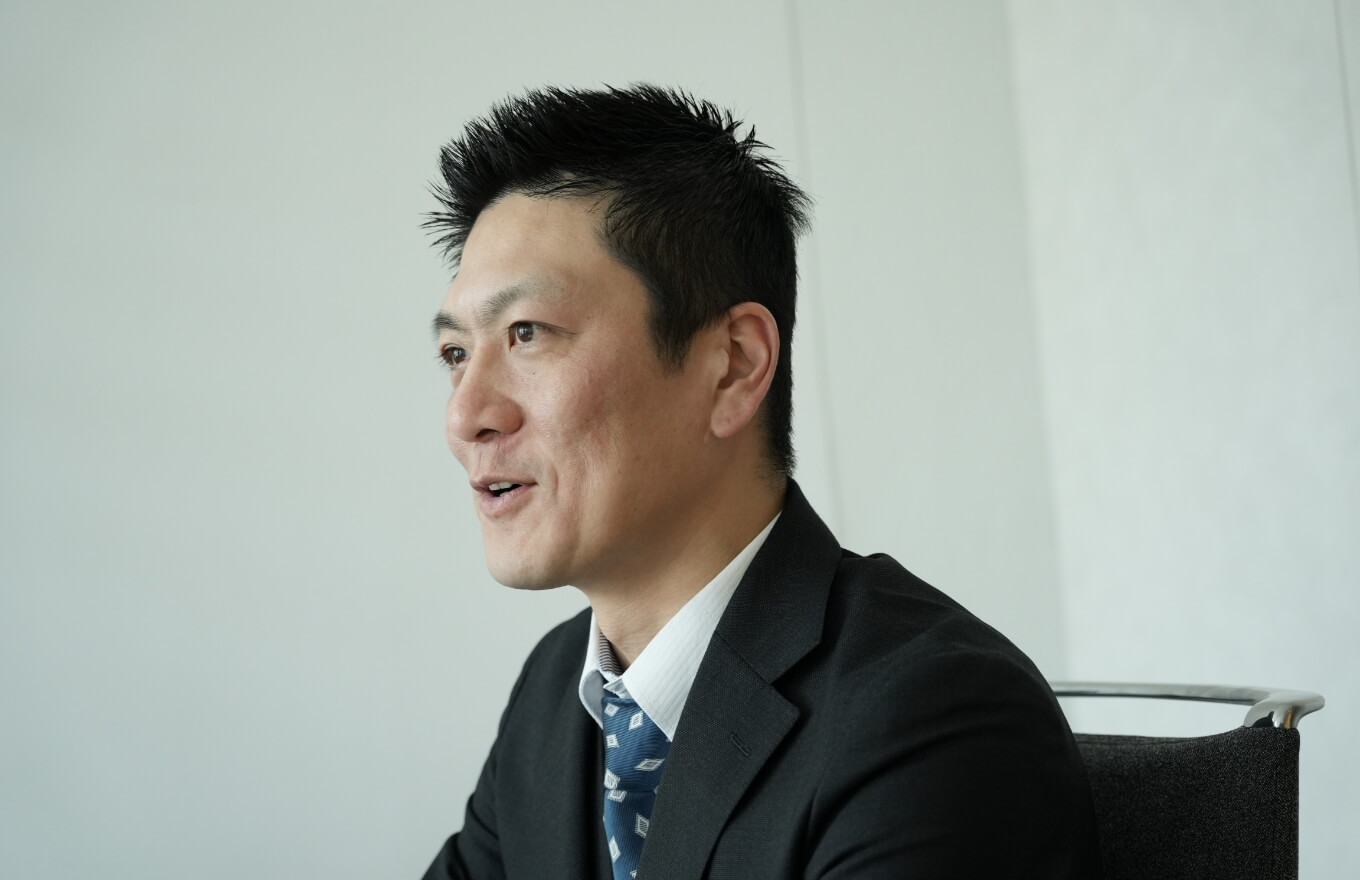 気づいたら執行役員が隣にいて「あの仕事順調か？」といった雰囲気 イメージ画像