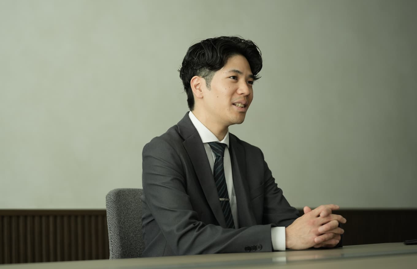 インタビューを受ける様子